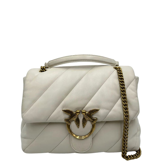 Front di una Borsa Pinko in pelle trapuntata color bianco gesso con parti metalliche dorate; munita di una tracolla in catena scorrevole e spallaccio in pelle. Indossabile a spalla oppure a tracolla. Originale, usata, di lusso, in condizioni buone.