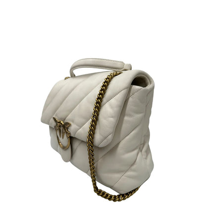 Lato sinistro di una Borsa Pinko in pelle trapuntata color bianco gesso con parti metalliche dorate; munita di una tracolla in catena scorrevole e spallaccio in pelle. Indossabile a spalla oppure a tracolla. Originale, usata, di lusso, in condizioni buone.