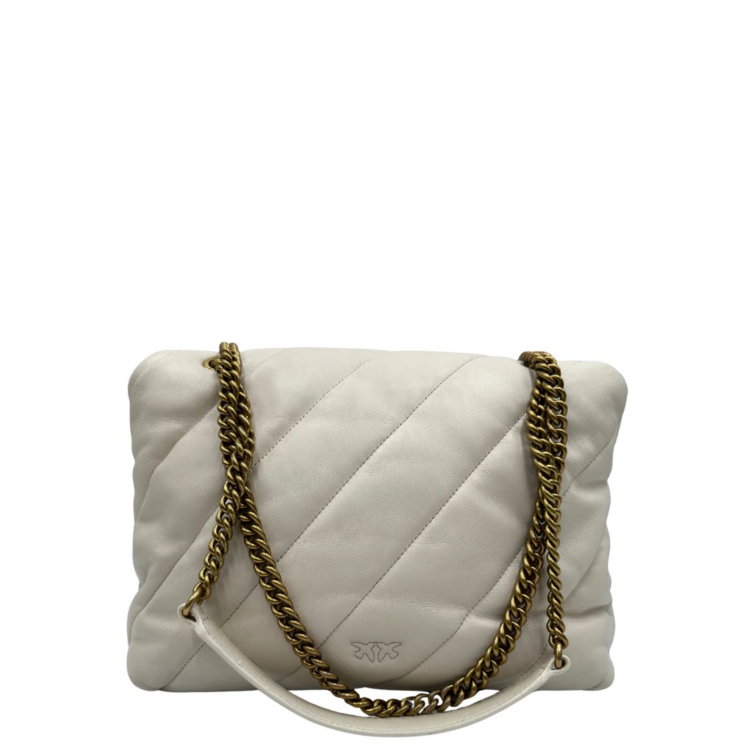 Retro di una Borsa Pinko in pelle trapuntata color bianco gesso con parti metalliche dorate; munita di una tracolla in catena scorrevole e spallaccio in pelle. Indossabile a spalla oppure a tracolla. Originale, usata, di lusso, in condizioni buone.