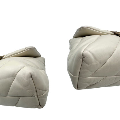 Angoli di una Borsa Pinko in pelle trapuntata color bianco gesso con parti metalliche dorate; munita di una tracolla in catena scorrevole e spallaccio in pelle. Indossabile a spalla oppure a tracolla. Originale, usata, di lusso, in condizioni buone.