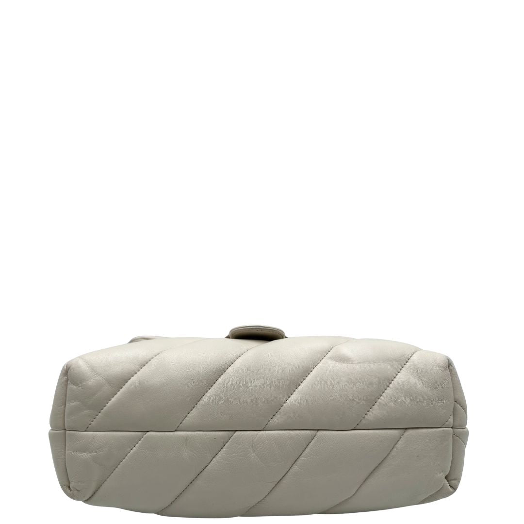 Base di una Borsa Pinko in pelle trapuntata color bianco gesso con parti metalliche dorate; munita di una tracolla in catena scorrevole e spallaccio in pelle. Indossabile a spalla oppure a tracolla. Originale, usata, di lusso, in condizioni buone.