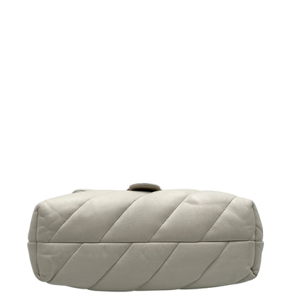 Base di una Borsa Pinko in pelle trapuntata color bianco gesso con parti metalliche dorate; munita di una tracolla in catena scorrevole e spallaccio in pelle. Indossabile a spalla oppure a tracolla. Originale, usata, di lusso, in condizioni buone.