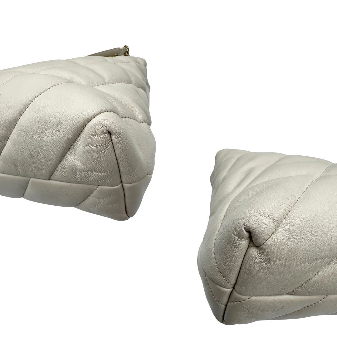 Angoli di una Borsa Pinko in pelle trapuntata color bianco gesso con parti metalliche dorate; munita di una tracolla in catena scorrevole e spallaccio in pelle. Indossabile a spalla oppure a tracolla. Originale, usata, di lusso, in condizioni buone.