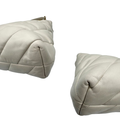 Angoli di una Borsa Pinko in pelle trapuntata color bianco gesso con parti metalliche dorate; munita di una tracolla in catena scorrevole e spallaccio in pelle. Indossabile a spalla oppure a tracolla. Originale, usata, di lusso, in condizioni buone.