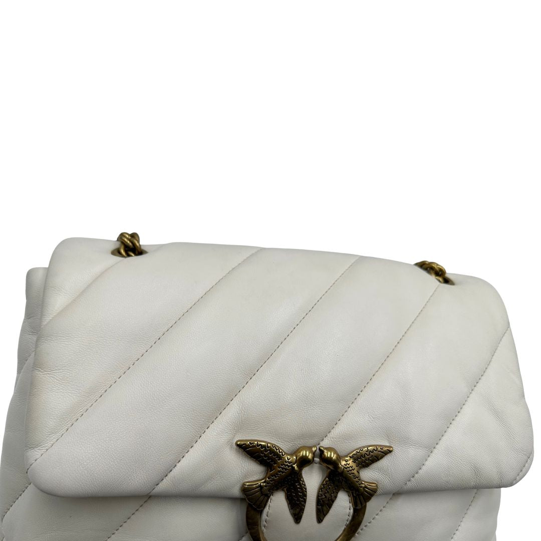 una Borsa Pinko in pelle trapuntata color bianco gesso con parti metalliche dorate; munita di una tracolla in catena scorrevole e spallaccio in pelle. Indossabile a spalla oppure a tracolla. Originale, usata, di lusso, in condizioni buone.