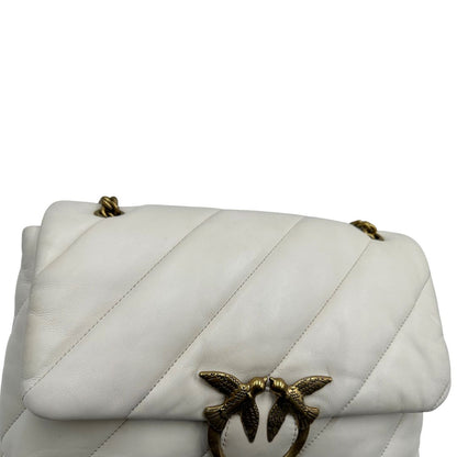 una Borsa Pinko in pelle trapuntata color bianco gesso con parti metalliche dorate; munita di una tracolla in catena scorrevole e spallaccio in pelle. Indossabile a spalla oppure a tracolla. Originale, usata, di lusso, in condizioni buone.