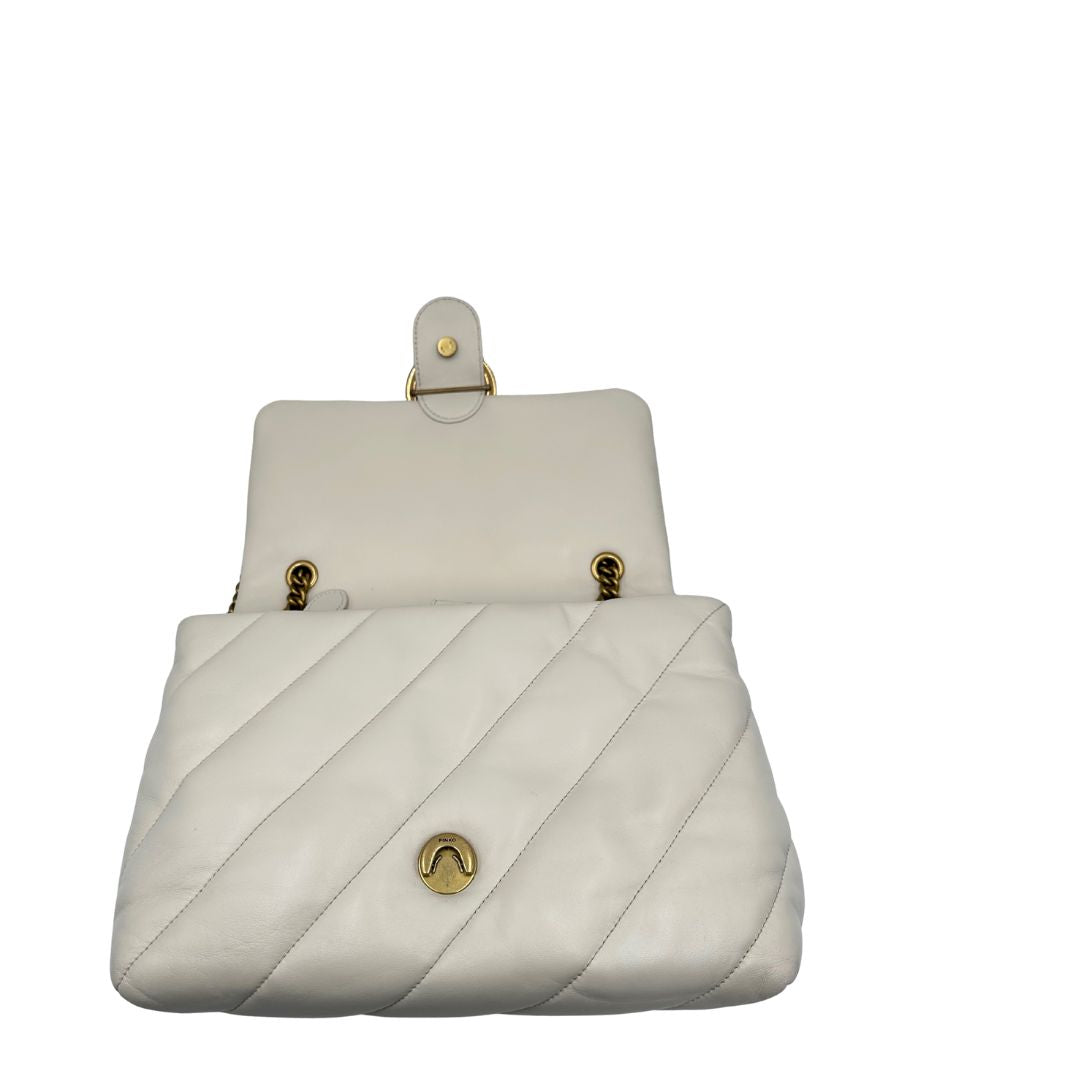 Interno di una Borsa Pinko in pelle trapuntata color bianco gesso con parti metalliche dorate; munita di una tracolla in catena scorrevole e spallaccio in pelle. Indossabile a spalla oppure a tracolla. Originale, usata, di lusso, in condizioni buone.