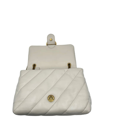 Interno di una Borsa Pinko in pelle trapuntata color bianco gesso con parti metalliche dorate; munita di una tracolla in catena scorrevole e spallaccio in pelle. Indossabile a spalla oppure a tracolla. Originale, usata, di lusso, in condizioni buone.