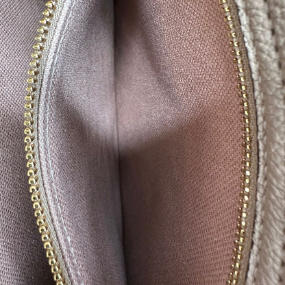 interno Borsa Gucci in pelle martellata beige con parti metalliche oro chiaro; munita di doppi manici stondati e una tracolla regolabile. Completa di dustbag, di lusso, originale, eccellenti condizioni, usata. 