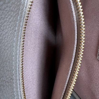 interno Borsa Gucci in pelle martellata beige con parti metalliche oro chiaro; munita di doppi manici stondati e una tracolla regolabile. Completa di dustbag, di lusso, originale, eccellenti condizioni, usata. 