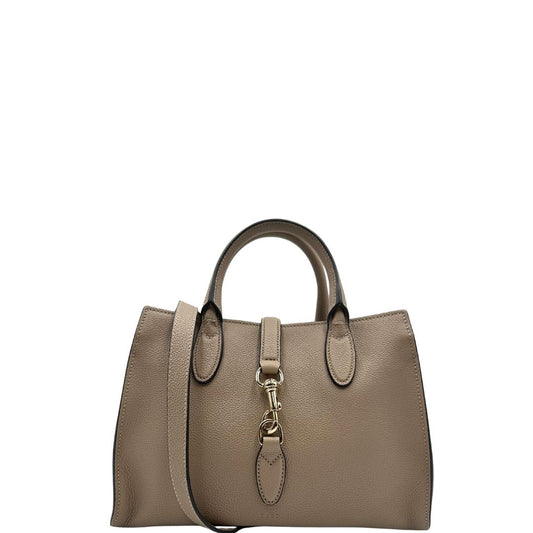 front Borsa Gucci in pelle martellata beige con parti metalliche oro chiaro; munita di doppi manici stondati e una tracolla regolabile. Completa di dustbag, di lusso, originale, eccellenti condizioni, usata. 