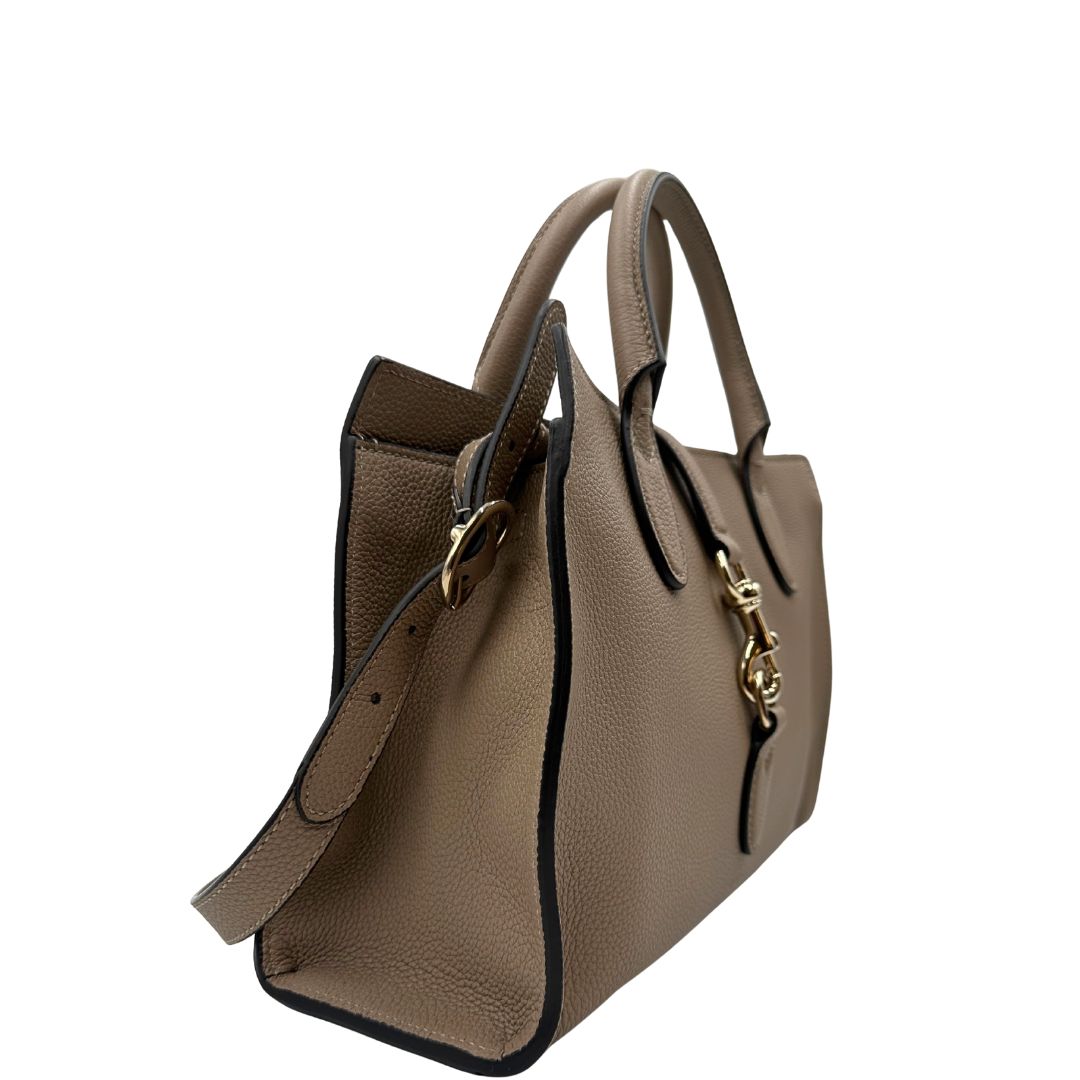 lato Borsa Gucci in pelle martellata beige con parti metalliche oro chiaro; munita di doppi manici stondati e una tracolla regolabile. Completa di dustbag, di lusso, originale, eccellenti condizioni, usata. 