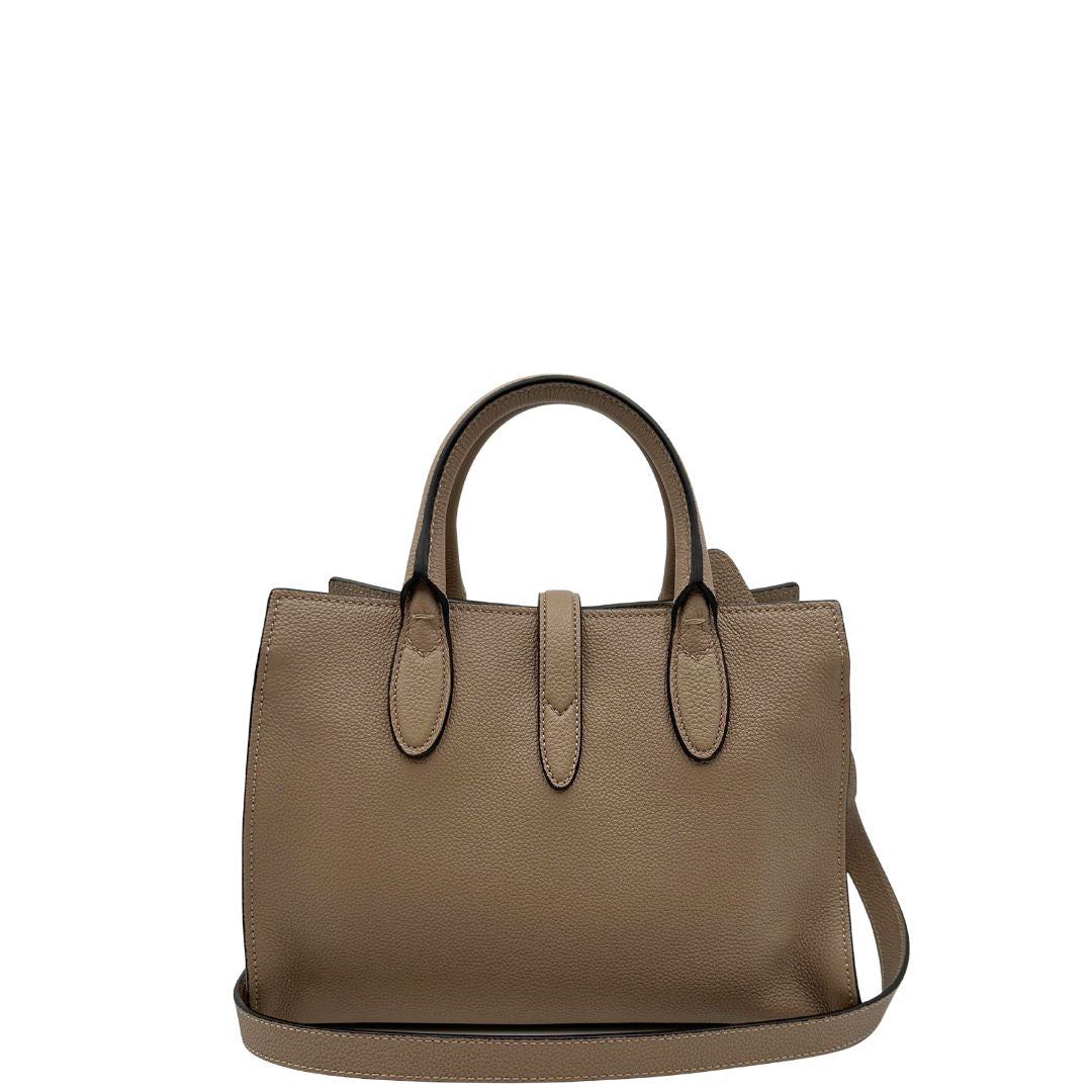 retro Borsa Gucci in pelle martellata beige con parti metalliche oro chiaro; munita di doppi manici stondati e una tracolla regolabile. Completa di dustbag, di lusso, originale, eccellenti condizioni, usata. 