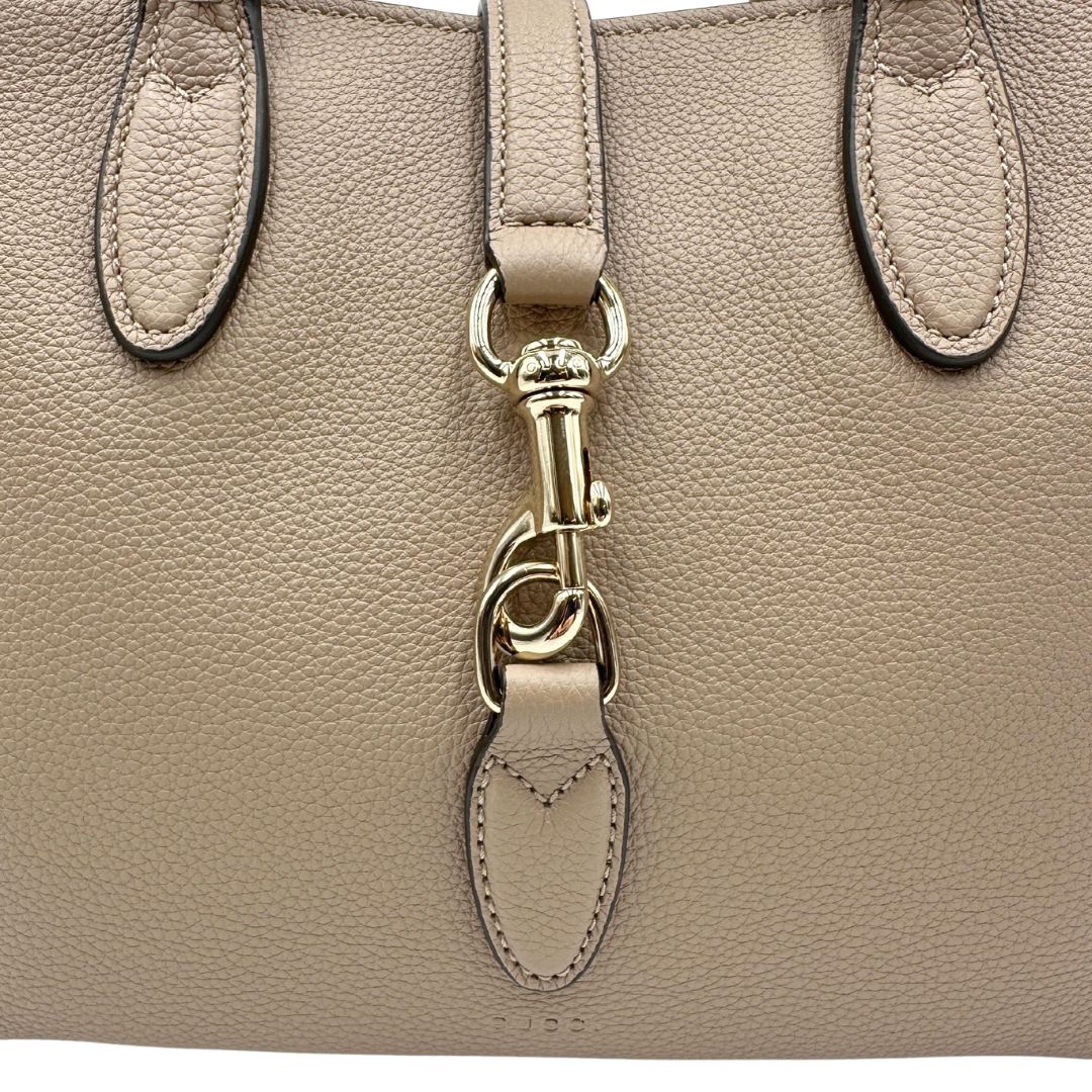 chiusura Borsa Gucci in pelle martellata beige con parti metalliche oro chiaro; munita di doppi manici stondati e una tracolla regolabile. Completa di dustbag, di lusso, originale, eccellenti condizioni, usata. 