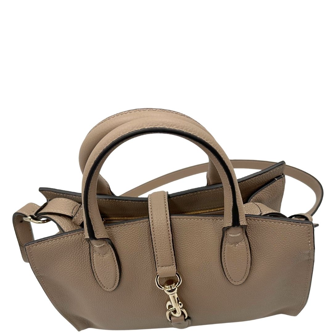 manici Borsa Gucci in pelle martellata beige con parti metalliche oro chiaro; munita di doppi manici stondati e una tracolla regolabile. Completa di dustbag, di lusso, originale, eccellenti condizioni, usata. 