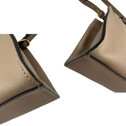 angoli Borsa Gucci in pelle martellata beige con parti metalliche oro chiaro; munita di doppi manici stondati e una tracolla regolabile. Completa di dustbag, di lusso, originale, eccellenti condizioni, usata. 