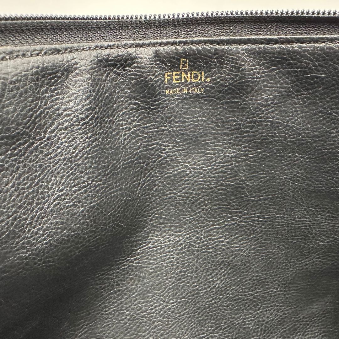 interno Borsa Fendi in canvas nero trama Pequin con finiture marroni e parti metalliche dorate, di lusso, ottime condizioni, usata.