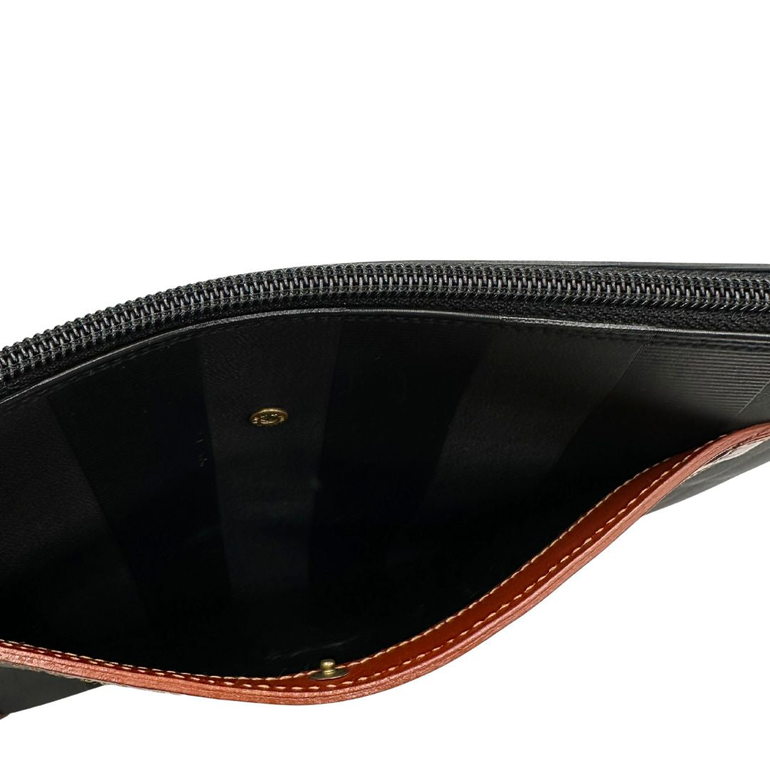 interno Borsa Fendi in canvas nero trama Pequin con finiture marroni e parti metalliche dorate, di lusso, ottime condizioni, usata. 