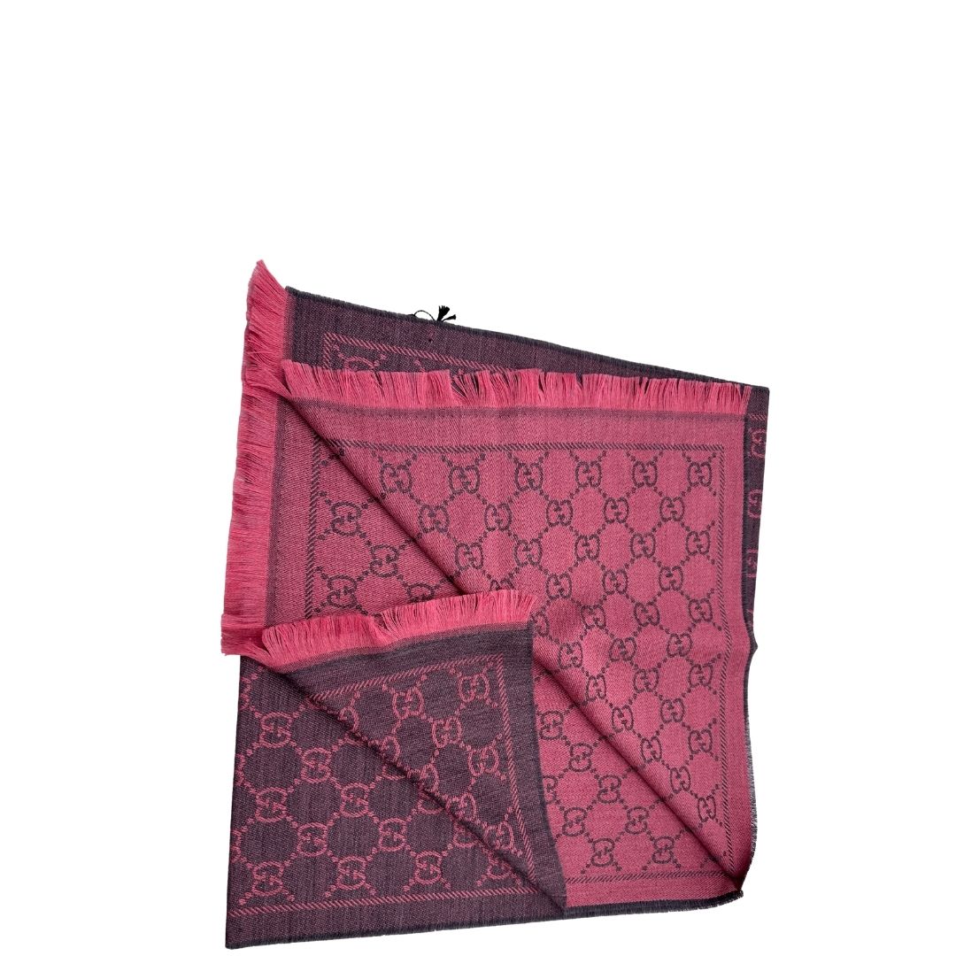 Sciarpa Gucci reversibile in 100% lana rosa e grigia, con trama GG e sfrangiature sui bordi. Munita di cartellino, di lusso, originale, ottime condizioni.