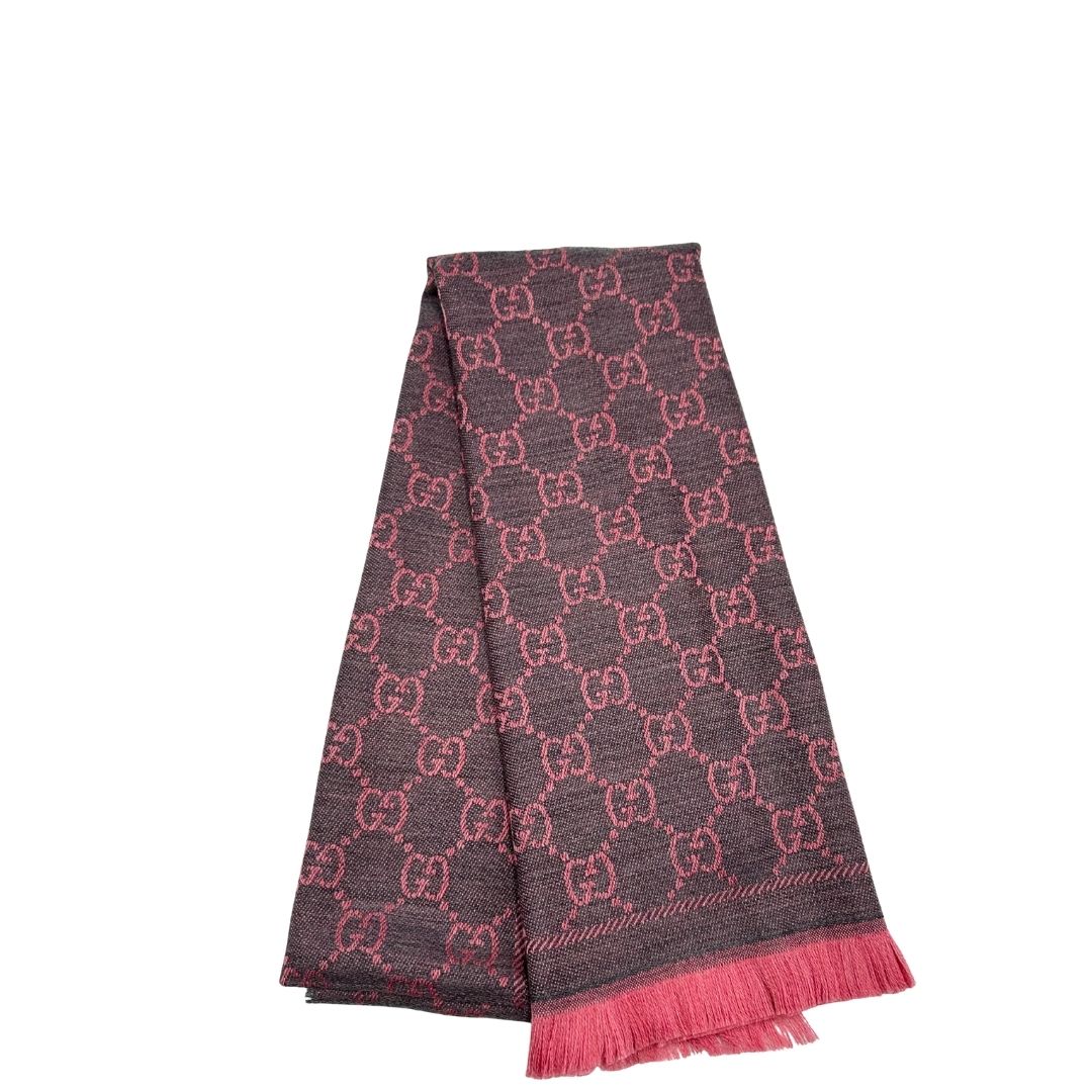 Sciarpa Gucci reversibile in 100% lana rosa e grigia, con trama GG e sfrangiature sui bordi. Munita di cartellino, di lusso, originale, ottime condizioni. 