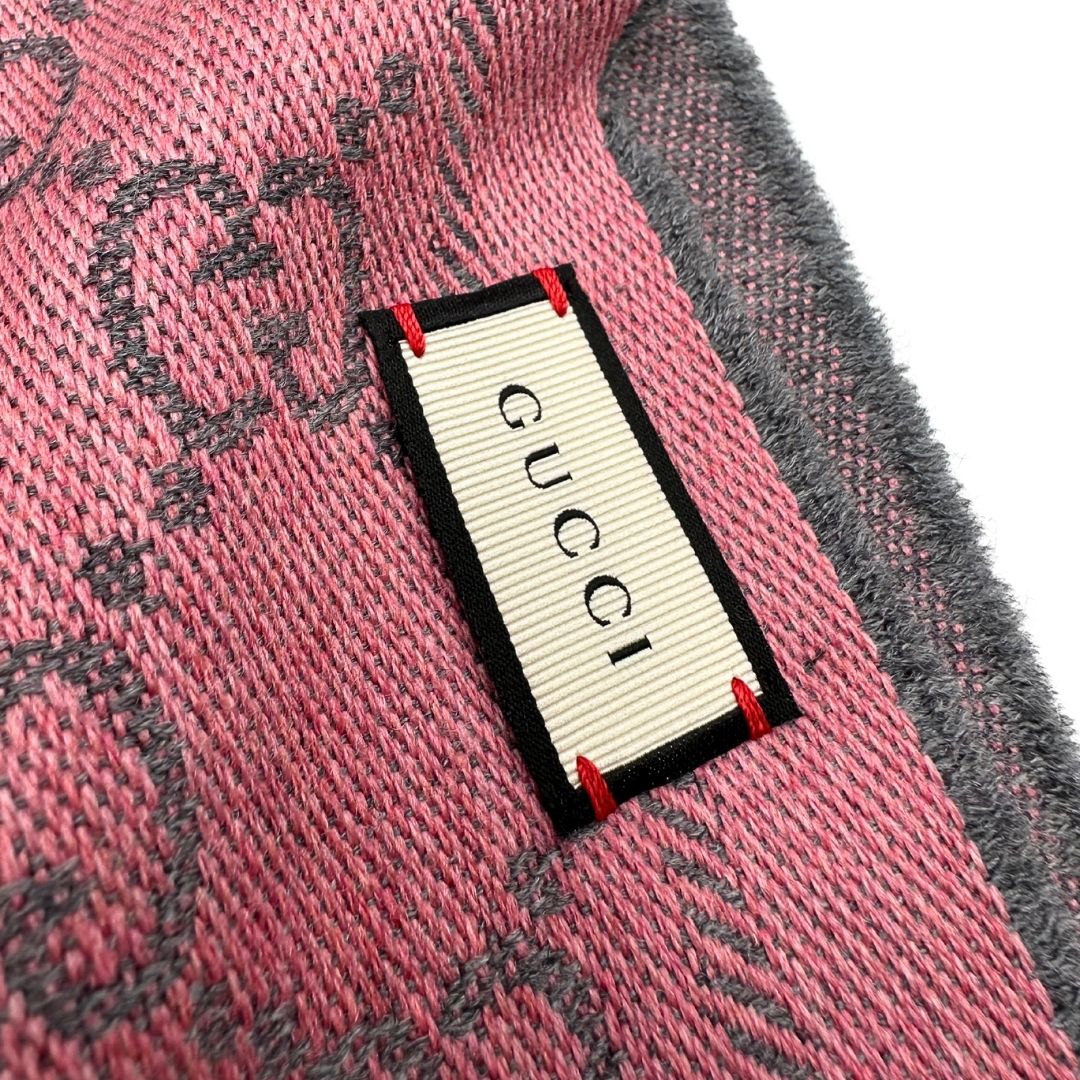 Sciarpa Gucci reversibile in 100% lana rosa e grigia, con trama GG e sfrangiature sui bordi. Munita di cartellino, di lusso, originale, ottime condizioni.