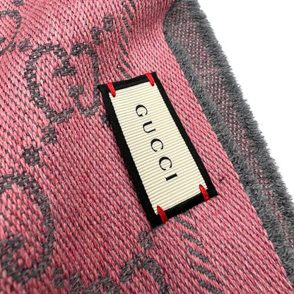 Sciarpa Gucci reversibile in 100% lana rosa e grigia, con trama GG e sfrangiature sui bordi. Munita di cartellino, di lusso, originale, ottime condizioni.