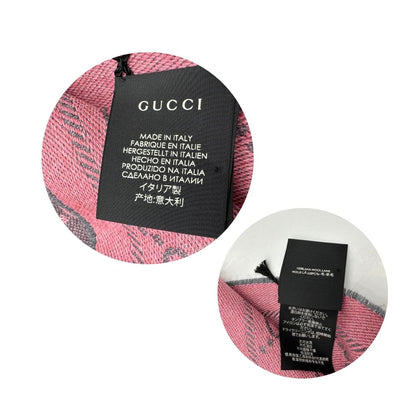 Sciarpa Gucci reversibile in 100% lana rosa e grigia, con trama GG e sfrangiature sui bordi. Munita di cartellino, di lusso, originale, ottime condizioni.