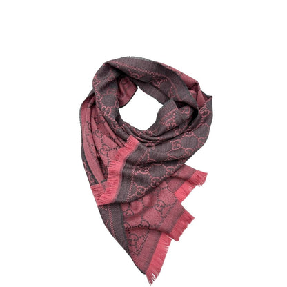 Sciarpa Gucci reversibile in 100% lana rosa e grigia, con trama GG e sfrangiature sui bordi. Munita di cartellino, di lusso, originale, ottime condizioni.