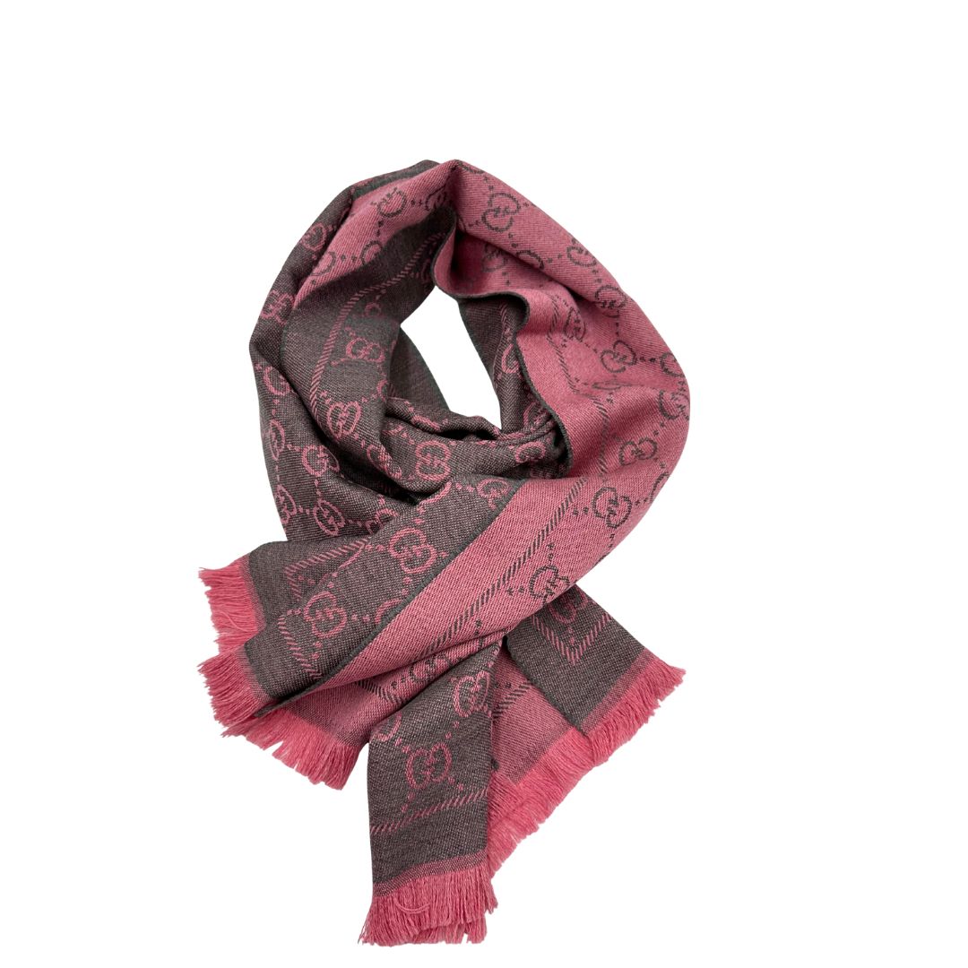 Sciarpa Gucci reversibile in 100% lana rosa e grigia, con trama GG e sfrangiature sui bordi. Munita di cartellino. Originale, usato, di lusso, in condizioni eccellenti.