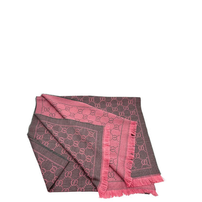 Sciarpa Gucci reversibile in 100% lana rosa e grigia, con trama GG e sfrangiature sui bordi. Munita di cartellino. Originale, usato, di lusso, in condizioni eccellenti.