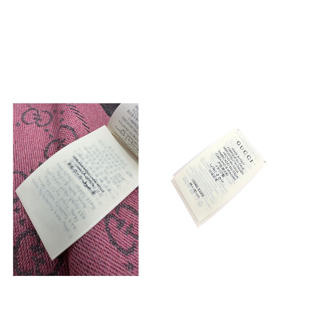 Sciarpa Gucci reversibile in 100% lana rosa e grigia, con trama GG e sfrangiature sui bordi. Munita di cartellino. Originale, usato, di lusso, in condizioni eccellenti.