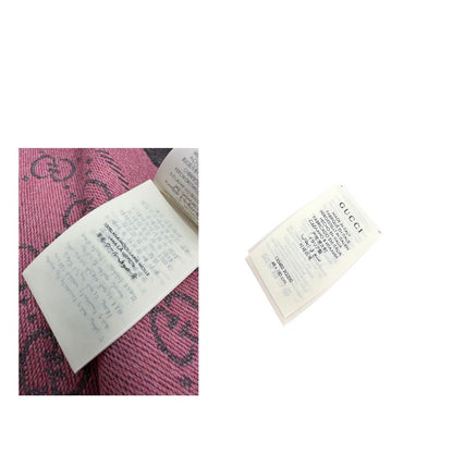 Sciarpa Gucci reversibile in 100% lana rosa e grigia, con trama GG e sfrangiature sui bordi. Munita di cartellino. Originale, usato, di lusso, in condizioni eccellenti.