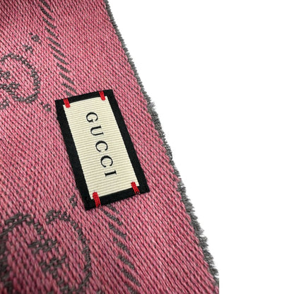 Sciarpa Gucci reversibile in 100% lana rosa e grigia, con trama GG e sfrangiature sui bordi. Munita di cartellino. Originale, usato, di lusso, in condizioni eccellenti.