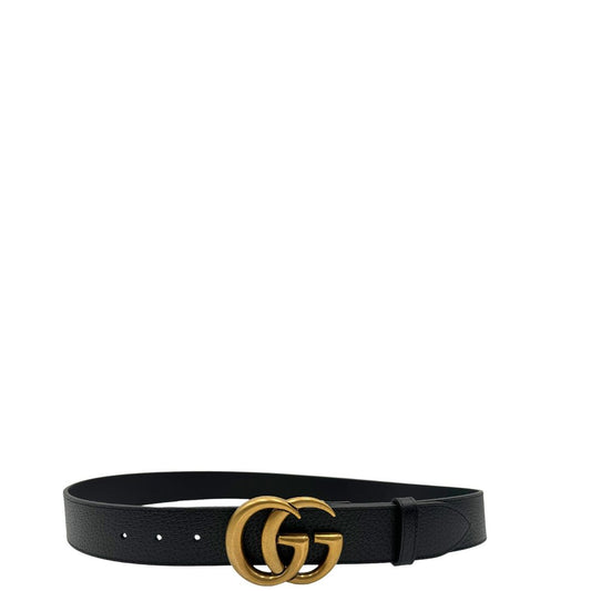 Cintura Gucci in pelle martellata nera, con parti metalliche dorate. Completa di dustbag.