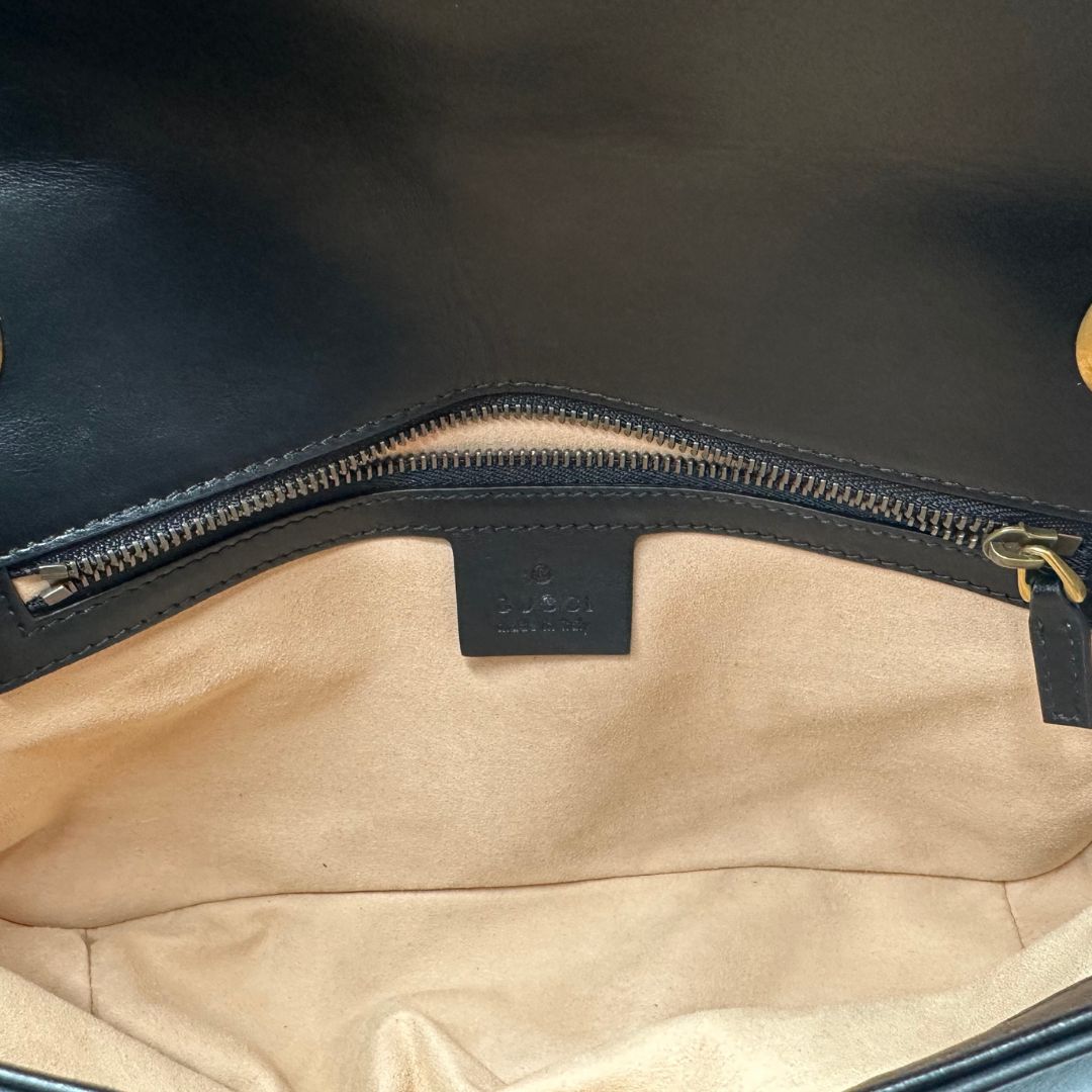 interno Borsa Gucci Marmont in pelle nera con parti metalliche dorate; impreziosita da doppia G sul front e munita di una tracolla in catena scorrevole con spallaccio in pelle. Completa di dustbag, di lusso, originale, ottime condizioni.