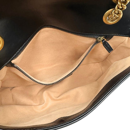 interno Borsa Gucci Marmont in pelle nera con parti metalliche dorate; impreziosita da doppia G sul front e munita di una tracolla in catena scorrevole con spallaccio in pelle. Completa di dustbag, di lusso, originale, ottime condizioni. 