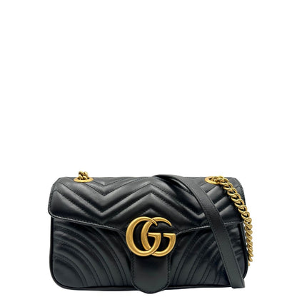 front Borsa Gucci Marmont in pelle nera con parti metalliche dorate; impreziosita da doppia G sul front e munita di una tracolla in catena scorrevole con spallaccio in pelle. Completa di dustbag, di lusso, originale, ottime condizioni. 