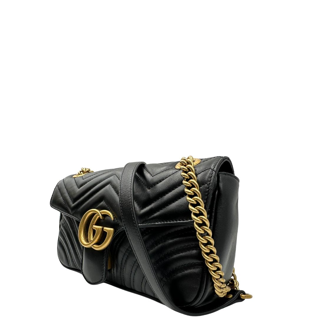 lato Borsa Gucci Marmont in pelle nera con parti metalliche dorate; impreziosita da doppia G sul front e munita di una tracolla in catena scorrevole con spallaccio in pelle. Completa di dustbag, di lusso, originale, ottime condizioni. 