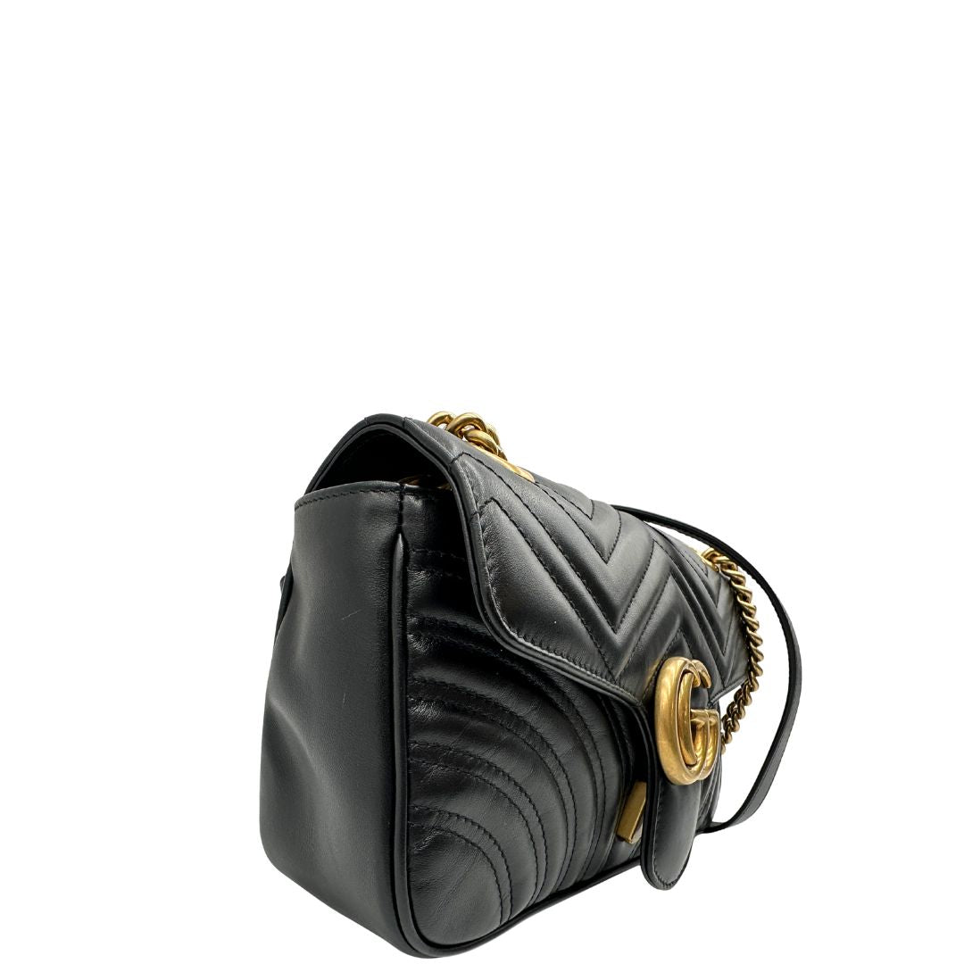 lato Borsa Gucci Marmont in pelle nera con parti metalliche dorate; impreziosita da doppia G sul front e munita di una tracolla in catena scorrevole con spallaccio in pelle. Completa di dustbag, di lusso, originale, ottime condizioni. 