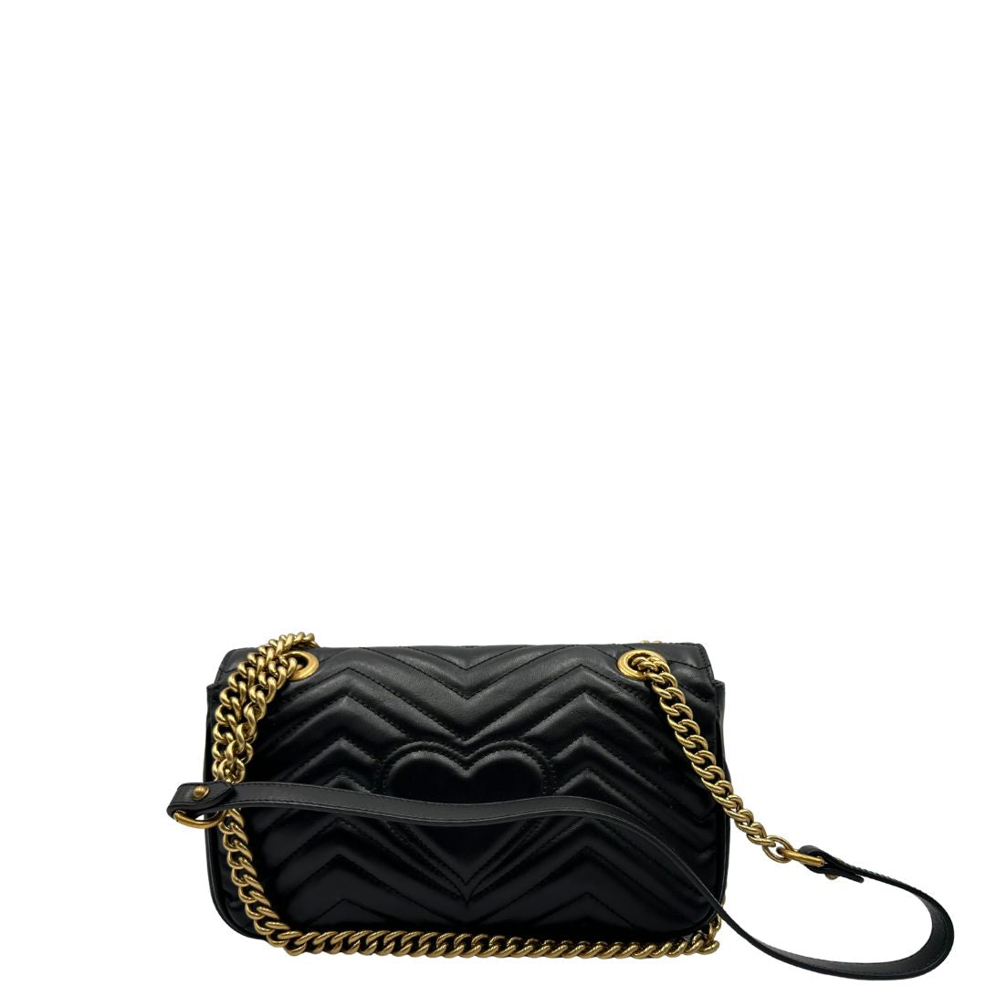 retro Borsa Gucci Marmont in pelle nera con parti metalliche dorate; impreziosita da doppia G sul front e munita di una tracolla in catena scorrevole con spallaccio in pelle. Completa di dustbag, di lusso, originale, ottime condizioni. 