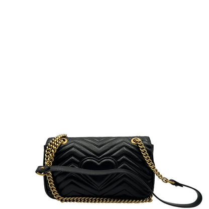 retro Borsa Gucci Marmont in pelle nera con parti metalliche dorate; impreziosita da doppia G sul front e munita di una tracolla in catena scorrevole con spallaccio in pelle. Completa di dustbag, di lusso, originale, ottime condizioni. 