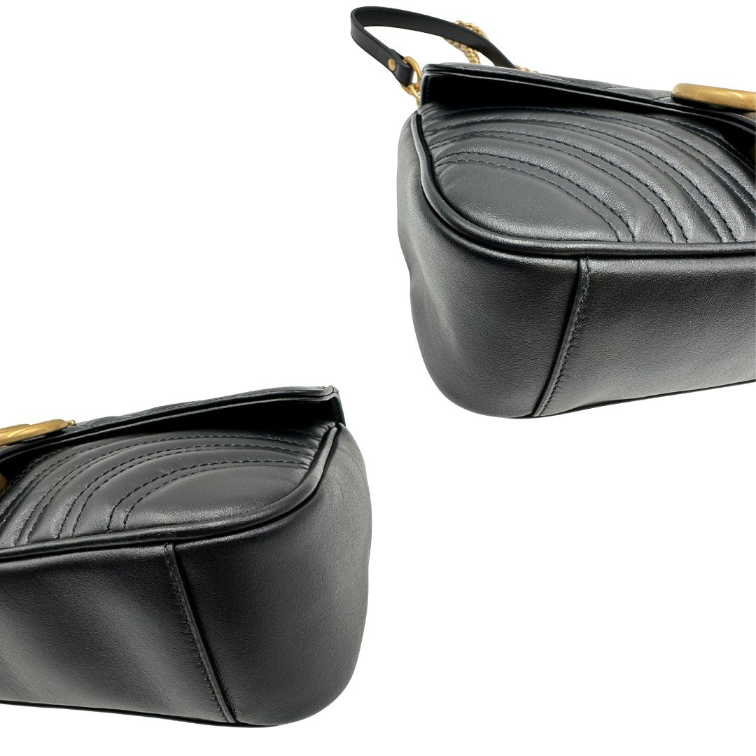 angoli Borsa Gucci Marmont in pelle nera con parti metalliche dorate; impreziosita da doppia G sul front e munita di una tracolla in catena scorrevole con spallaccio in pelle. Completa di dustbag, di lusso, originale, ottime condizioni. 