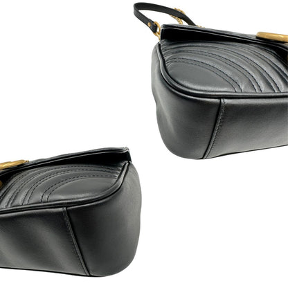 angoli Borsa Gucci Marmont in pelle nera con parti metalliche dorate; impreziosita da doppia G sul front e munita di una tracolla in catena scorrevole con spallaccio in pelle. Completa di dustbag, di lusso, originale, ottime condizioni. 