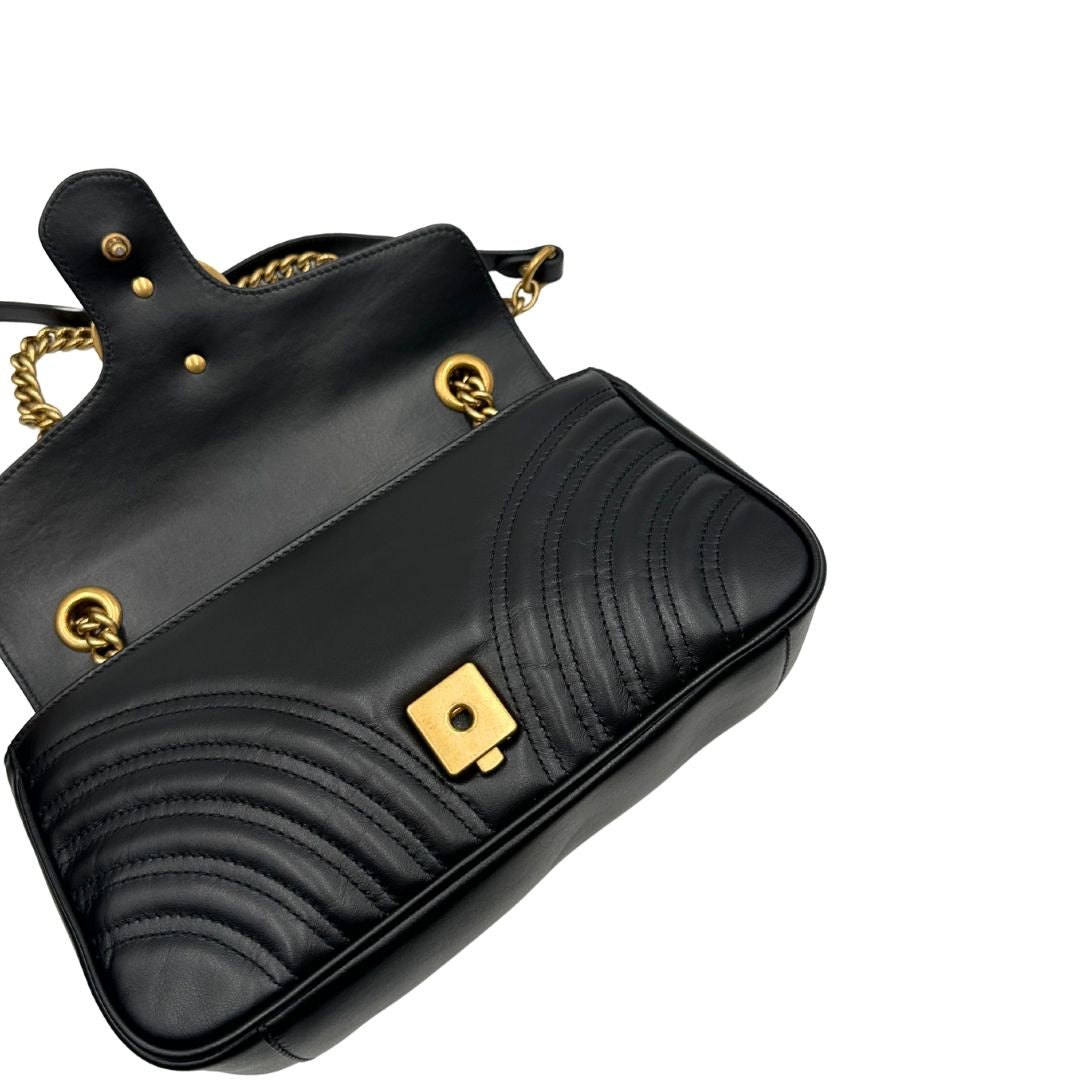 interno Borsa Gucci Marmont in pelle nera con parti metalliche dorate; impreziosita da doppia G sul front e munita di una tracolla in catena scorrevole con spallaccio in pelle. Completa di dustbag, di lusso, originale, ottime condizioni. 