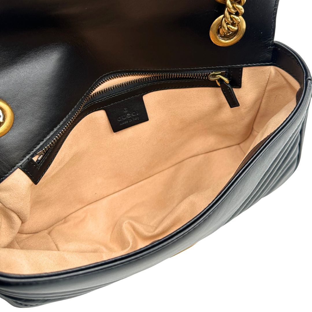 interno Borsa Gucci Marmont in pelle nera con parti metalliche dorate; impreziosita da doppia G sul front e munita di una tracolla in catena scorrevole con spallaccio in pelle. Completa di dustbag, di lusso, originale, ottime condizioni. 