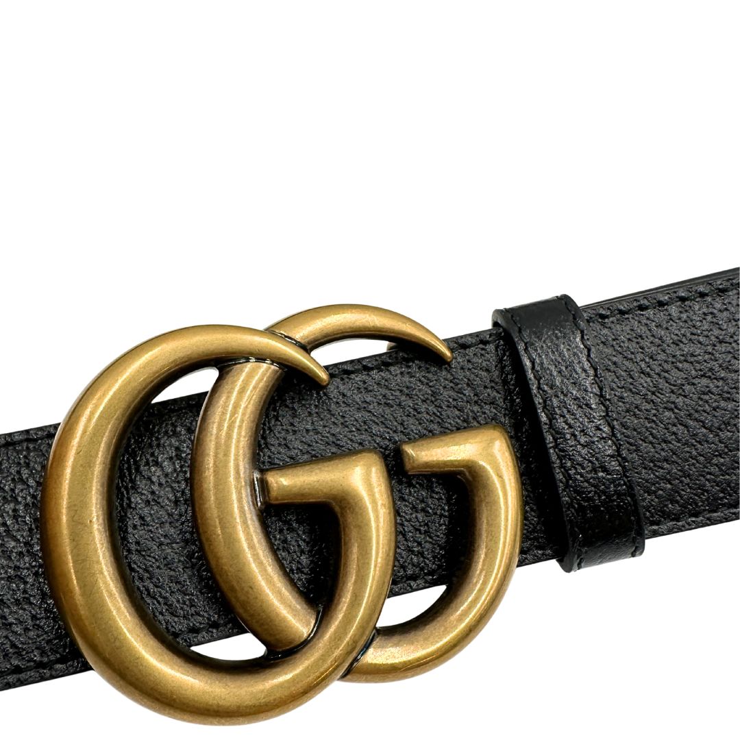 Cintura Gucci Marmont in pelle nera, impreziosita da fibbia GG in metallo dorato. Completa di dustbag e scatola logata, di lusso, originale, ottime condizioni, usata.