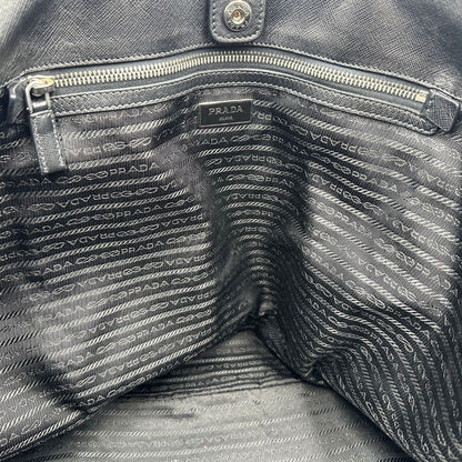 interno Borsa Prada in pelle saffiano nera con strisce verdi e bianche; munita di doppi manici e una tracolla amovibile e regolabile, di lusso, originale, ottime condizioni, usata. 