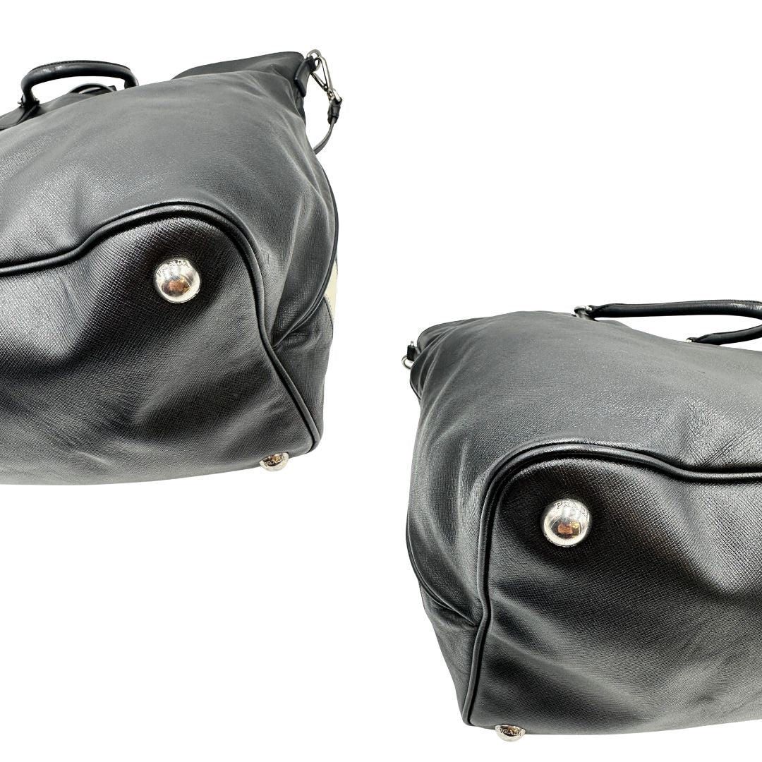 angoli Borsa Prada in pelle saffiano nera con strisce verdi e bianche; munita di doppi manici e una tracolla amovibile e regolabile, di lusso, originale, ottime condizioni, usata. 