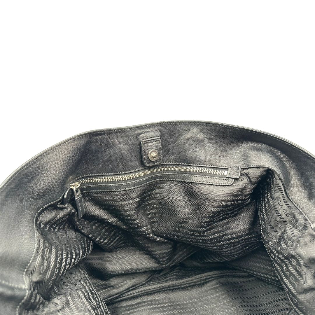 interno Borsa Prada in pelle saffiano nera con strisce verdi e bianche; munita di doppi manici e una tracolla amovibile e regolabile, di lusso, originale, ottime condizioni, usata. 