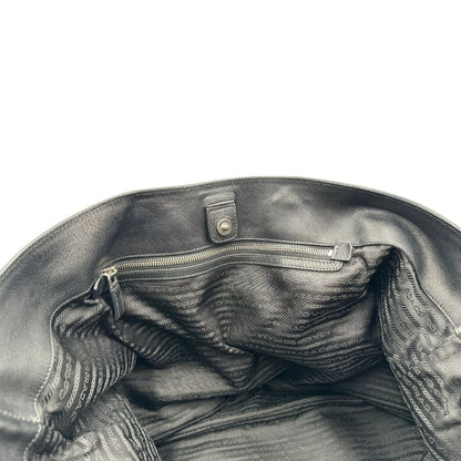 interno Borsa Prada in pelle saffiano nera con strisce verdi e bianche; munita di doppi manici e una tracolla amovibile e regolabile, di lusso, originale, ottime condizioni, usata. 